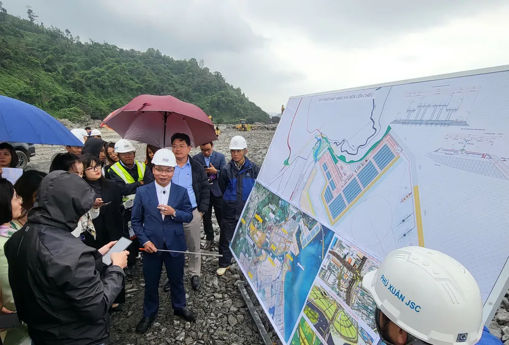 Ban Quản lý Khu công nghệ cao và các khu công nghiệp Đà Nẵng giới thiệu mô hình Khu thương mại tự do và dự án liên quan với đối tác. Ảnh: XUÂN QUỲNH z6440745956907_b4966dcd6ab607162d075819acc2c4a3.jpg