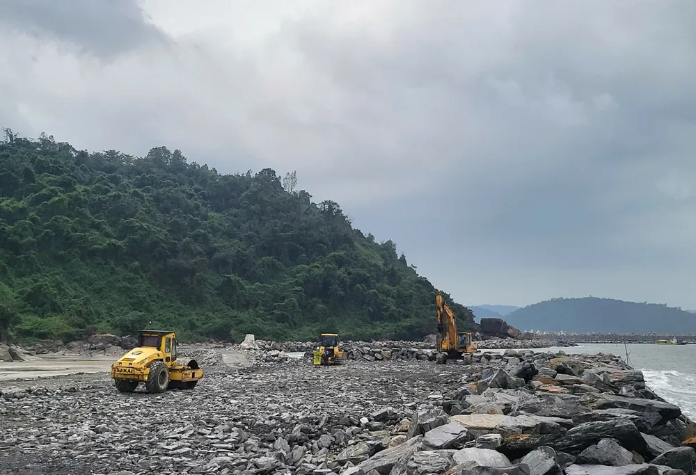 Toàn cảnh khu vực triển khai dự án Cảng Liên Chiểu, một trong những hạ tầng trọng điểm thúc đẩy phát triển Khu thương mại tự do Đà Nẵng. Ảnh: NGUYÊN KHÔI z6440745968117_b4e96e6039ab8e50fd1b911e0b8cc05a.jpg