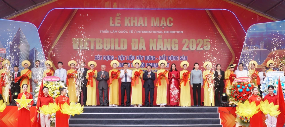 Các đại biểu cắt băng khai mạc. Ảnh: XUÂN QUỲNH z6599819661517_c00ccb7fc538a399291fc413189e8886.jpg