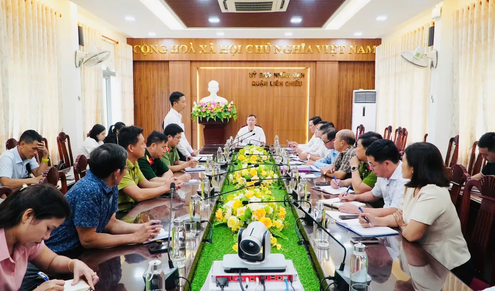 Một cuộc họp liên quan dự án tại quận Liên Chiểu. Ảnh: XUÂN QUỲNH z6601021804545_b6700bd996d5300ffc4375a2c9a74f8b.jpg