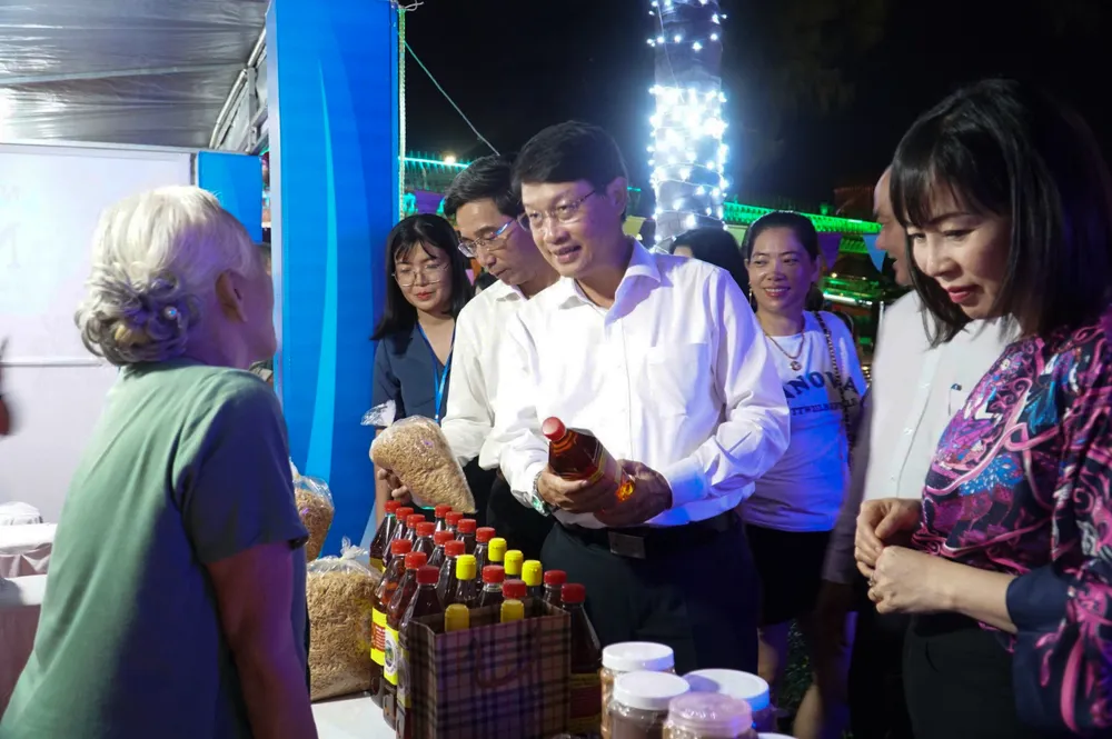 Việc quảng bá, giới thiệu sản phẩm nước mắm Nam Ô đến người dân, du khách trở thành hoạt động thường xuyên trong năm. Ảnh: XUÂN QUỲNH z6601176829976_be66c3b33755a901e6233c2aa4ed5572.jpg