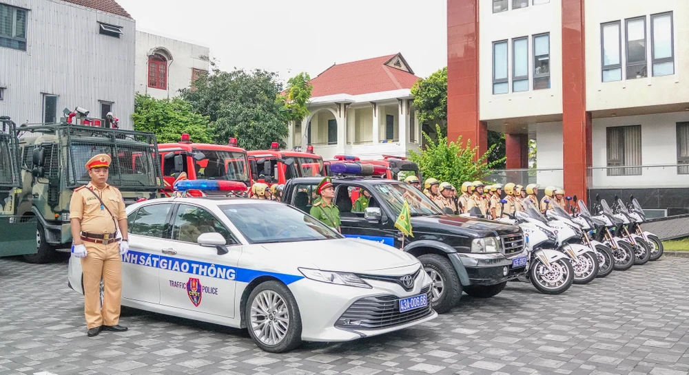 Các lực lượng Công an TP Đà Nẵng cùng phương tiện chuyên dụng sẵn sàng ra quân thực hiện đợt cao điểm trấn áp tội phạm đường phố. Ảnh: XUÂN QUỲNH DSC09592.jpg