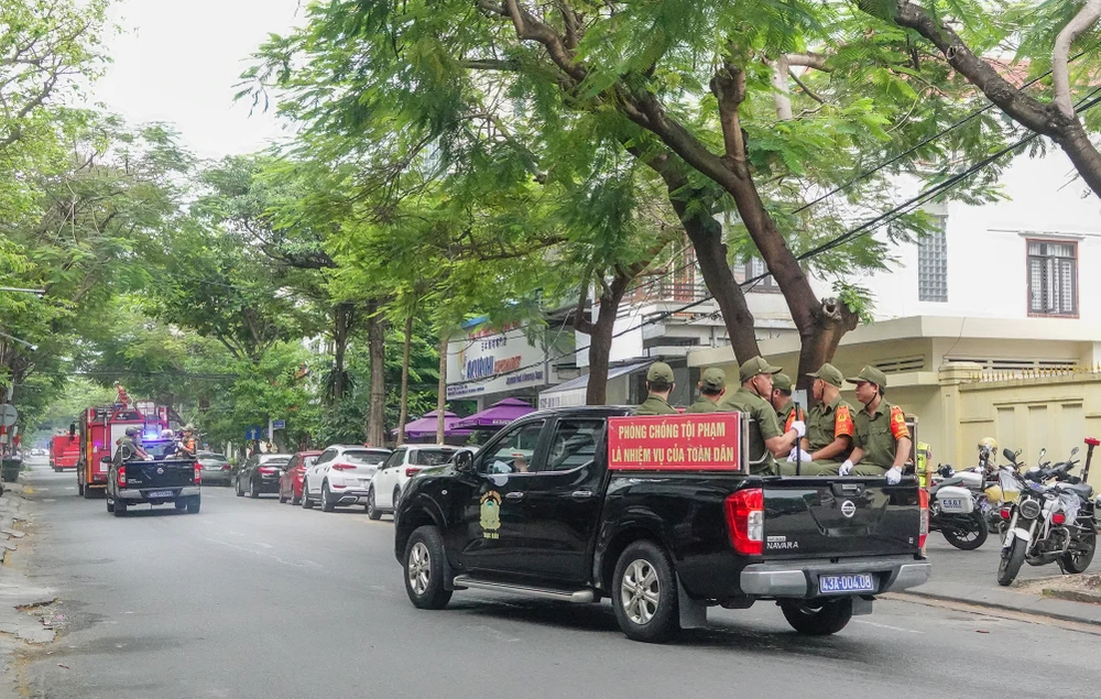 Lực lượng Công an và dân phòng tổ chức tuần tra trên các tuyến đường trung tâm. Ảnh: XUÂN QUỲNH DSC09637.jpg