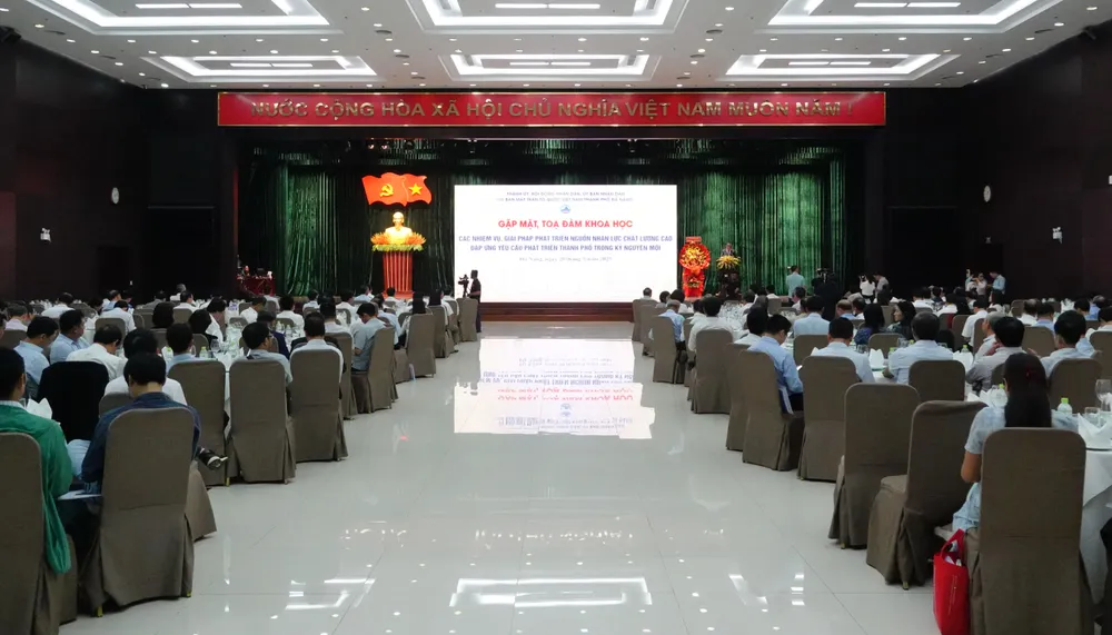 Gần 350 chuyên gia, nhà khoa học tham dự tọa đàm. Ảnh: XUÂN QUỲNH DSC09656.JPG