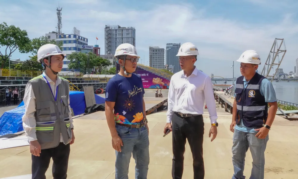 Lãnh đạo Sun Group và các đơn vị liên quan kiểm tra khu vực sân khấu, khán đài. Ảnh: XUÂN QUỲNH DSC09707.jpg