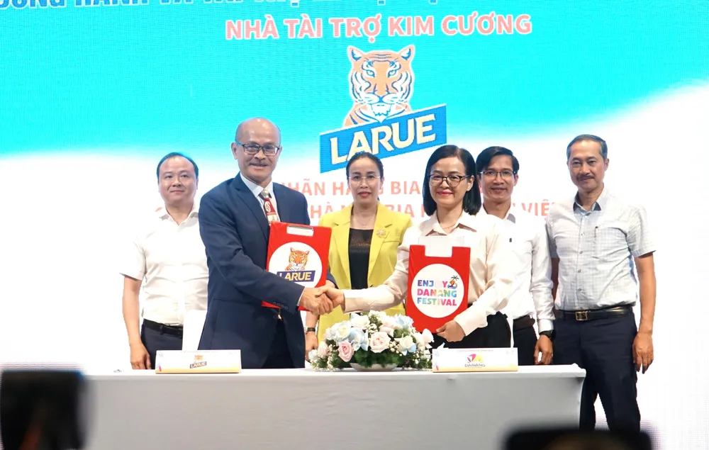 Các đơn vị doanh nghiệp ký kết đồng hành tổ chức lễ hội Tận hưởng Đà Nẵng 2025. Ảnh: XUÂN QUỲNH z6643022440297_e07805987548c97bc41a7d2f91240d4e.jpg