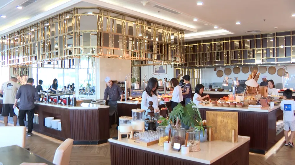 Các gói combo thu hút khách với trải nghiệm ăn uống kết hợp nghỉ dưỡng và ngắm pháo hoa tại vị trí đắc địa. Ảnh: XUÂN QUỲNH anh (4).jpg