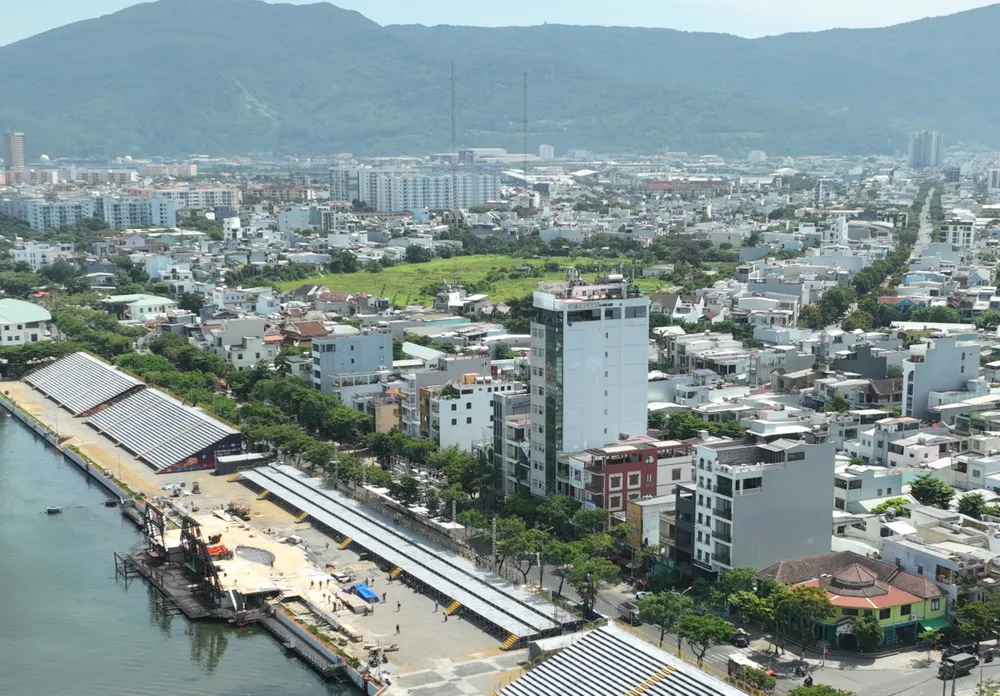 Công suất phòng tại khách sạn ven sông Hàn đạt 90% đêm khai mạc sắp đến. Ảnh: XUÂN QUỲNH Khach san ven song Han.JPG