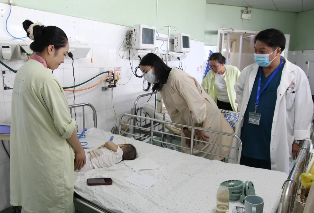 Phó Chủ tịch UBND TP Đà Nẵng Nguyễn Thị Anh Thi đến thăm, tặng quà đến trẻ em tại Khoa Hồi sức nhi (Bệnh viện Phụ sản - Nhi Đà Nẵng) trong sáng 29-5. Ảnh: XUÂN QUỲNH 29-5benhnhi 2.JPG