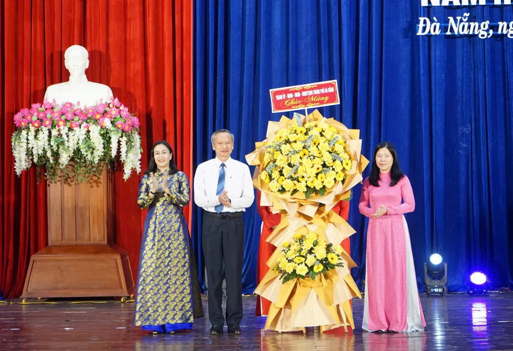 Phó Chủ tịch HĐND TP Đà Nẵng Đoàn Ngọc Hùng Anh, Phó Chủ tịch UBND TP Đà Nẵng Nguyễn Thị Anh Thi tặng hoa chúc mừng ngành GD-ĐT z6650452548200_96e353ae9011020fddfdb0291f7b6bb8.jpg