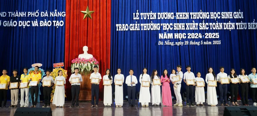 Lãnh đạo Sở GD-ĐT TP Đà Nẵng vinh danh 57 học sinh là con liệt sĩ, con thương binh, học sinh khuyết tật, dân tộc thiểu số, hoàn cảnh khó khăn, cán bộ Đoàn – Đội tiêu biểu. Ảnh: XUÂN QUỲNH z6650452577574_a2060d64b76e128a74690d145b05d8a2.jpg