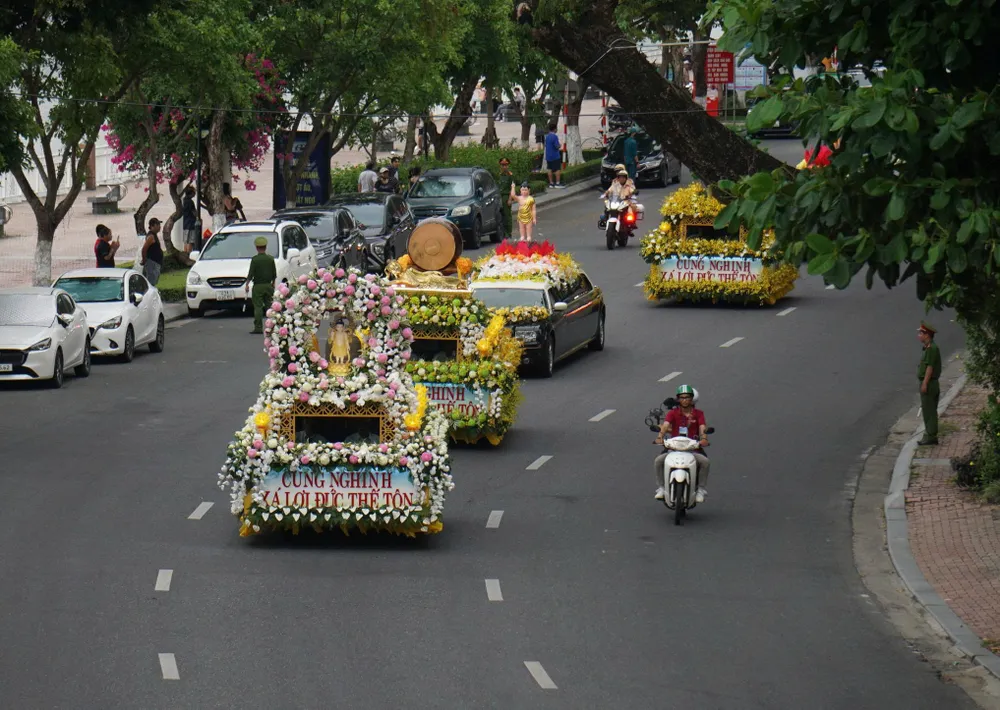 រថយន្តដឹកព្រះសារីរិកធាតុរបស់ព្រះពុទ្ធពីអាកាសយានដ្ឋាន Da Nang ទៅវត្ត Quan The Am។ រូបថត៖ XUAN QUYNH anh1.jpg