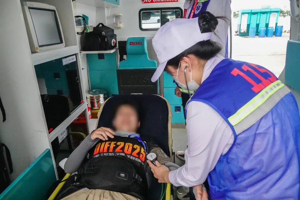 Người dân nên chủ động mang theo nước uống, vitamin hoặc thuốc cá nhân cần thiết bởi ở những nơi tập trung đông người thường dễ xảy ra tình trạng mất nhiệt, mất nước. Ảnh: XUÂN QUỲNH y te (2).jpg