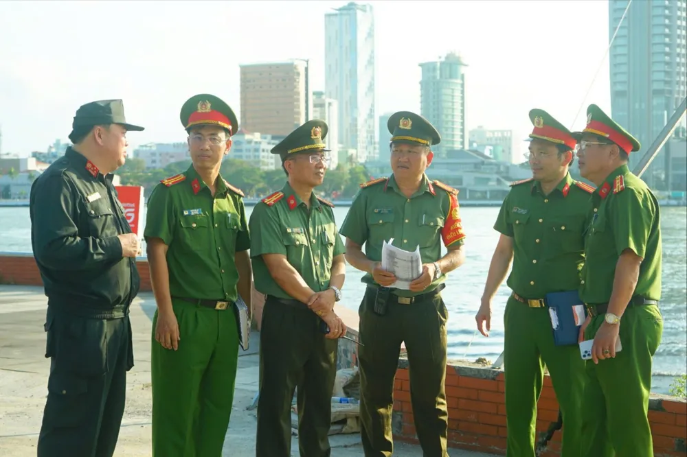 Công an TP Đà Nẵng chủ động thành lập 8 tiểu ban chuyên trách về an ninh trật tự tại lễ hội. Ảnh: XUÂN QUỲNH z6653084582318_2a43c6ca6a66f968c635afb61952d078.jpg