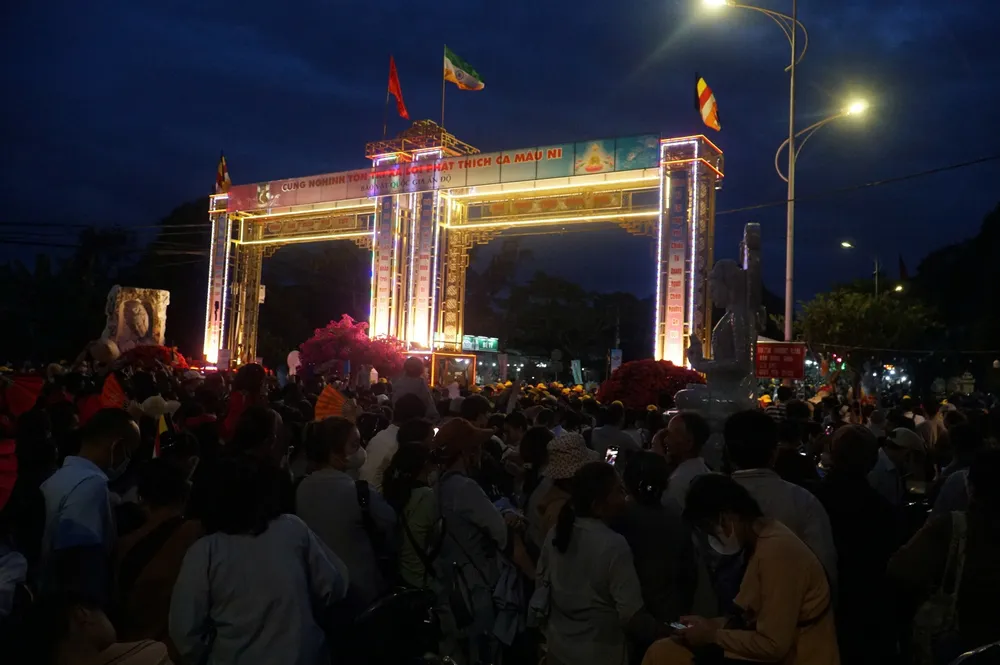 ប្រជាពលរដ្ឋ ពុទ្ធសាសនិក និងអ្នកទេសចរមកគោរពបូជាព្រះសារីរិកធាតុ។ រូបថត៖ XUAN QUYNH z6655649373949_fdc3cef3687fcf6769935c2cad730cb4.jpg