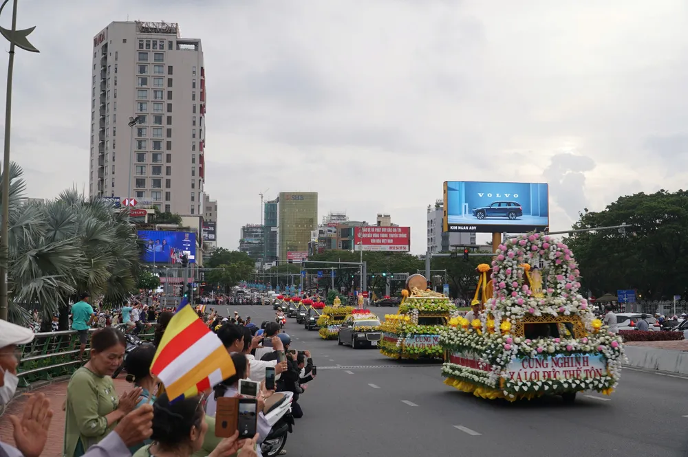 ក្បួនដង្ហែព្រះសារីរិកធាតុ ឆ្លងកាត់តំបន់ស្ពាននាគ។ រូបថត៖ XUAN QUYNH z6655651816162_17ab1869fc742ea11d3a5af1da370f57.jpg
