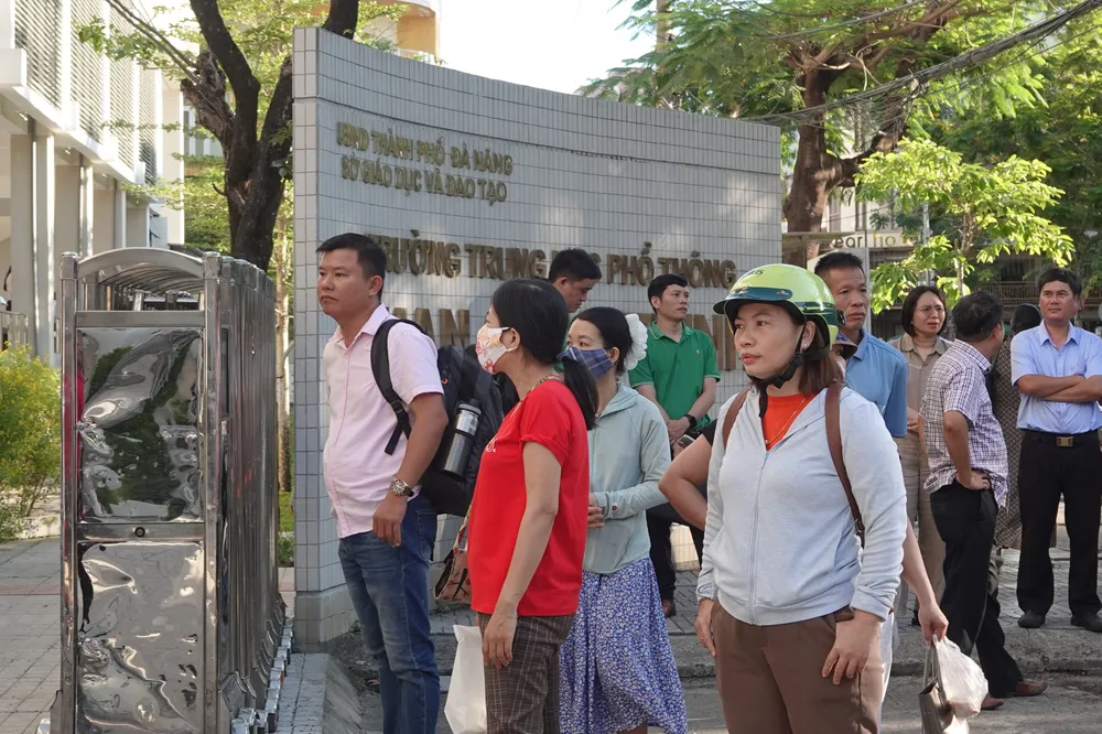 Phụ huynh chờ con ngoài cổng trường. Ảnh: XUÂN QUỲNH DSC00213.JPG