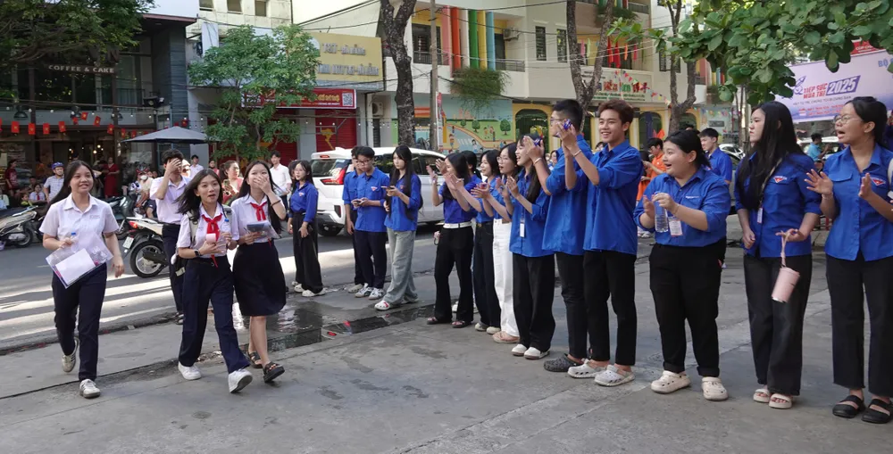 Trước điểm thi THPT Trần Phú, các bạn đoàn viên đứng thành hàng, nở nụ cười thân thiện và gửi lời chúc “thi tốt nhé” đến từng thí sinh. Ảnh: XUÂN QUỲNH DSC00273.JPG