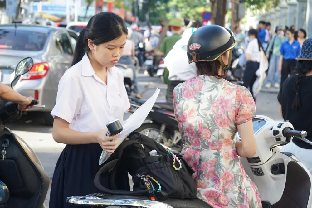 Học sinh có mặt sớm tại điểm thi THPT Phan Châu Trinh (quận Hải Châu). Ảnh: XUÂN QUỲNH z6662476597601_8fa62dbbb11a1cefe54f5c5cc9c3c7da.jpg