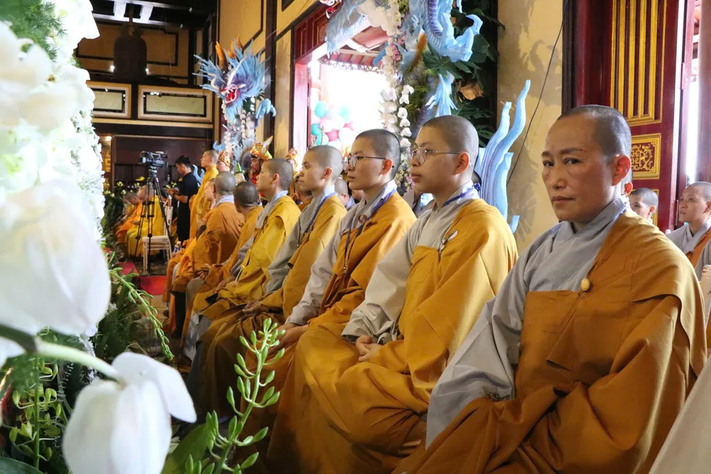 ពិធីដ៏ធំដើម្បីបញ្ជូនព្រះសារីរិកធាតុត្រឡប់ទៅប្រទេសឥណ្ឌាវិញ មានការចូលរួមពីព្រះតេជគុណ ដូនជី និងពុទ្ធបរិស័ទជាច្រើនរូប។ រូបថត៖ XUAN QUYNH z6664756636597_3e0e79e6d23f022583410cedd773df08.jpg