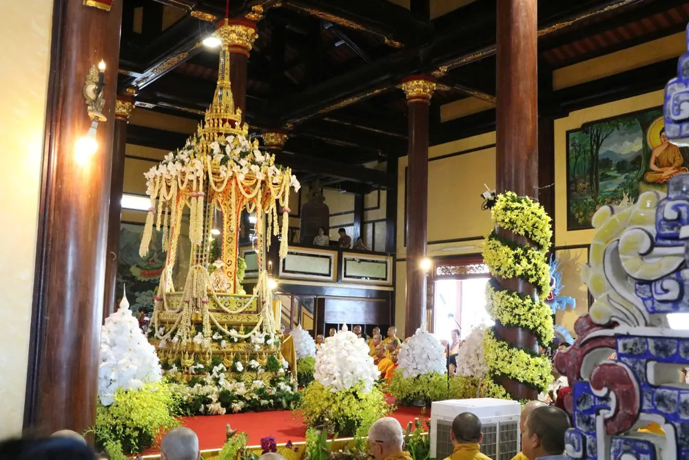 ព្រះសារីរិកធាតុរបស់ព្រះពុទ្ធត្រូវបានតម្កល់យ៉ាងឧឡារិក និងត្រូវបានការពារដោយកញ្ចក់កំដៅនៅវត្ត Quan The Am ។ រូបថត៖ XUAN QUYNH z6664757186281_beaeb0781b5820f370d4ed8ff86d3128.jpg
