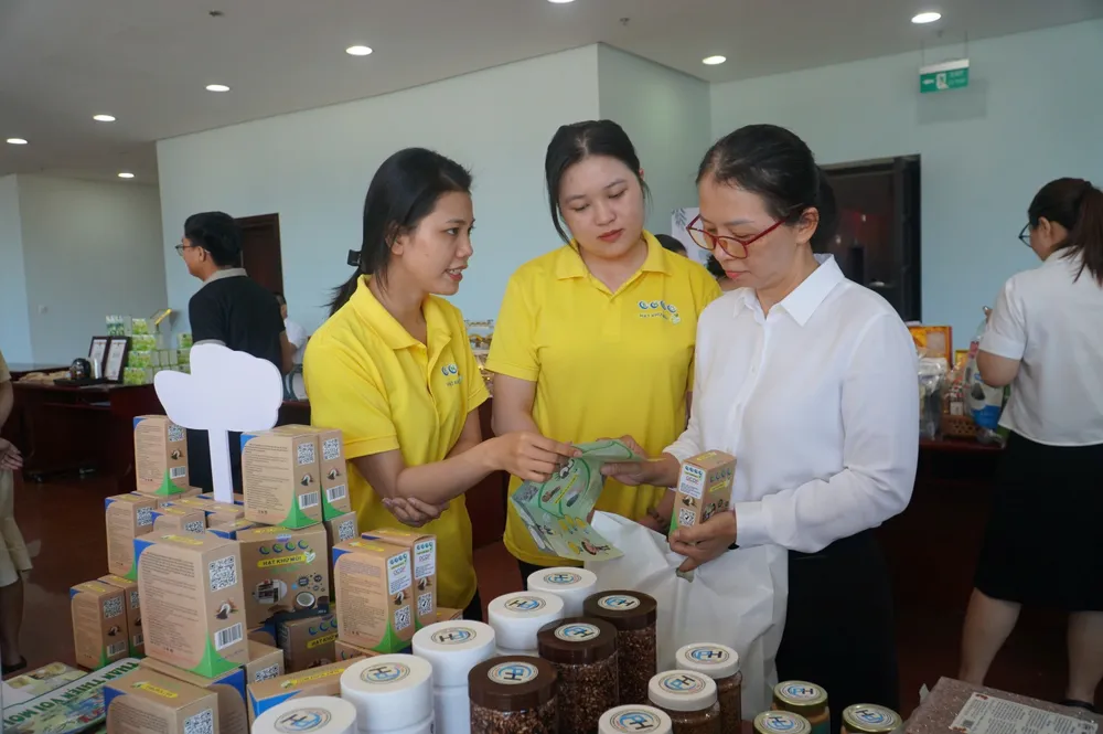Делегаты посещают выставочную зону продукции OCOP на конференции. Фото: XUAN QUYNH z6666985221886_69ef909666aa602e0e237ef6e96a4efc.jpg