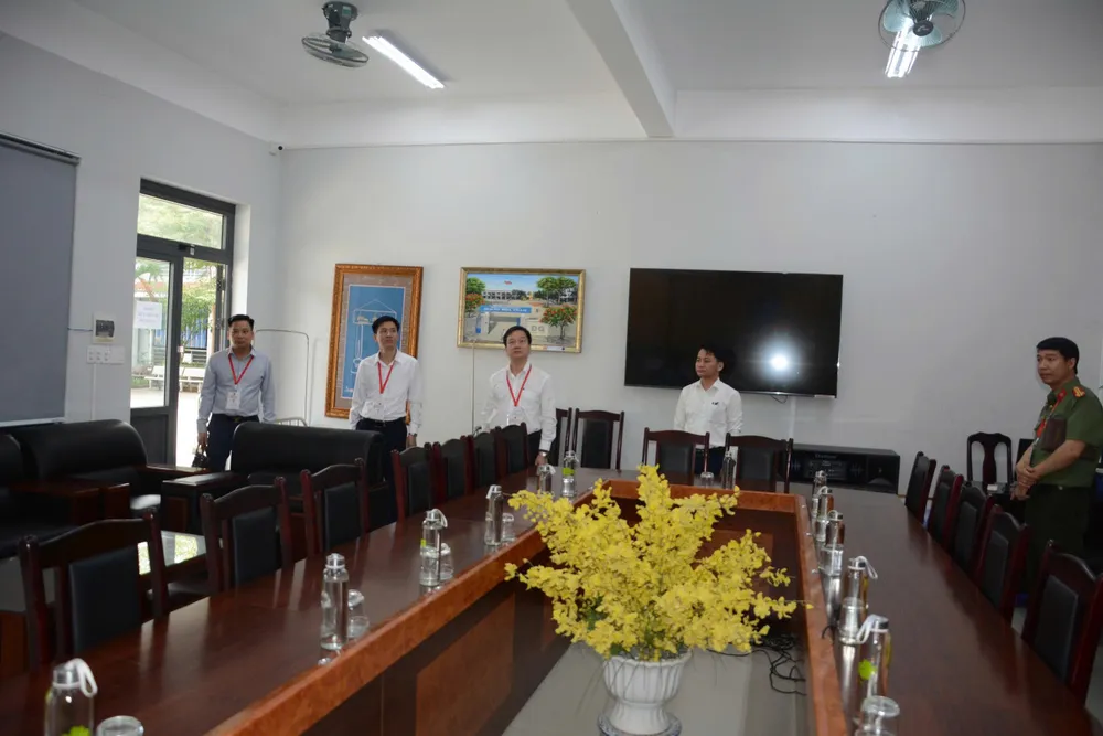 Đoàn đã kiểm tra tại trường THPT Hoàng Hoa Thám. Ảnh: XUÂN QUỲNH 1000017111.jpg