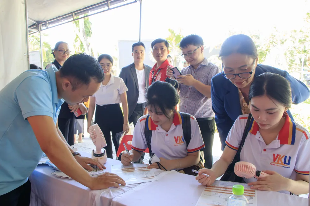Không chỉ là không gian tuyển dụng quy mô lớn, ngày hội giúp sinh viên rèn luyện kỹ năng nghề nghiệp và kết nối trực tiếp với doanh nghiệp IMG_2509.jpg