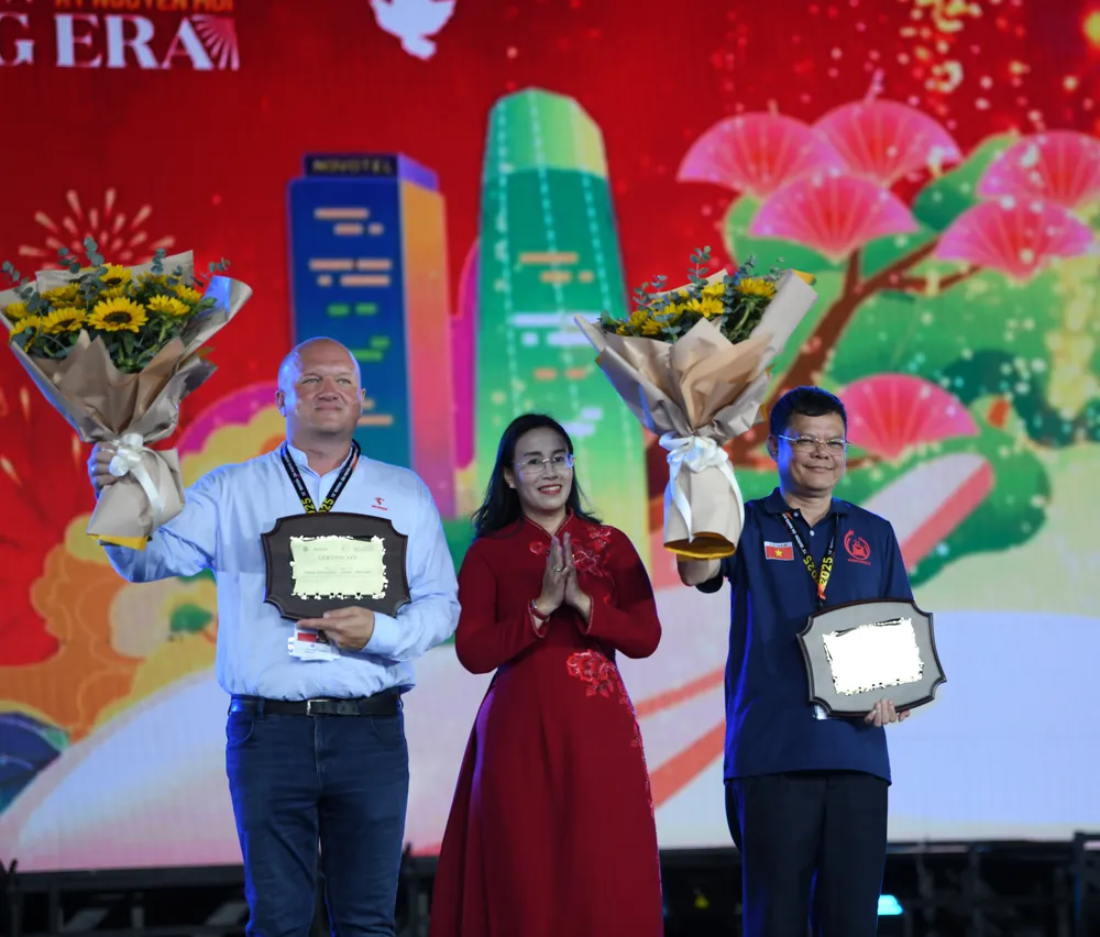 Bà Nguyễn Thị Anh Thi, Phó Chủ tịch UBND TP Đà Nẵng, Trưởng Ban tổ chức DIFF 2025 trao kỷ niệm chương cho đại diện hai đội thi DSC_2327.JPG