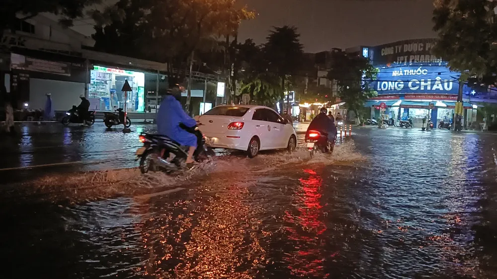 Ngập cục bộ ở đường Nguyễn Thị Định ( quận Sơn Trà, trước chợ An Hải Bắc). Ảnh: XUÂN QUỲNH 1000012878.jpg