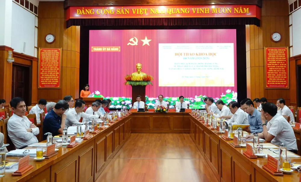 Chủ trì hội thảo khoa học. Ảnh: XUÂN QUỲNH z6692907886244_d9de09a72b401de11a3d5533fb3c8108.jpg