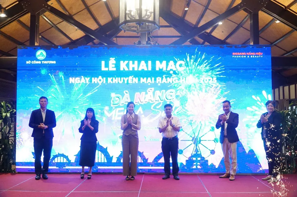 Các đại biểu thực hiện nghi thức khai mạc. Ảnh: XUÂN QUỲNH z6697978690584_55b52f3e59127371f71a3c46ab99c1f1.jpg