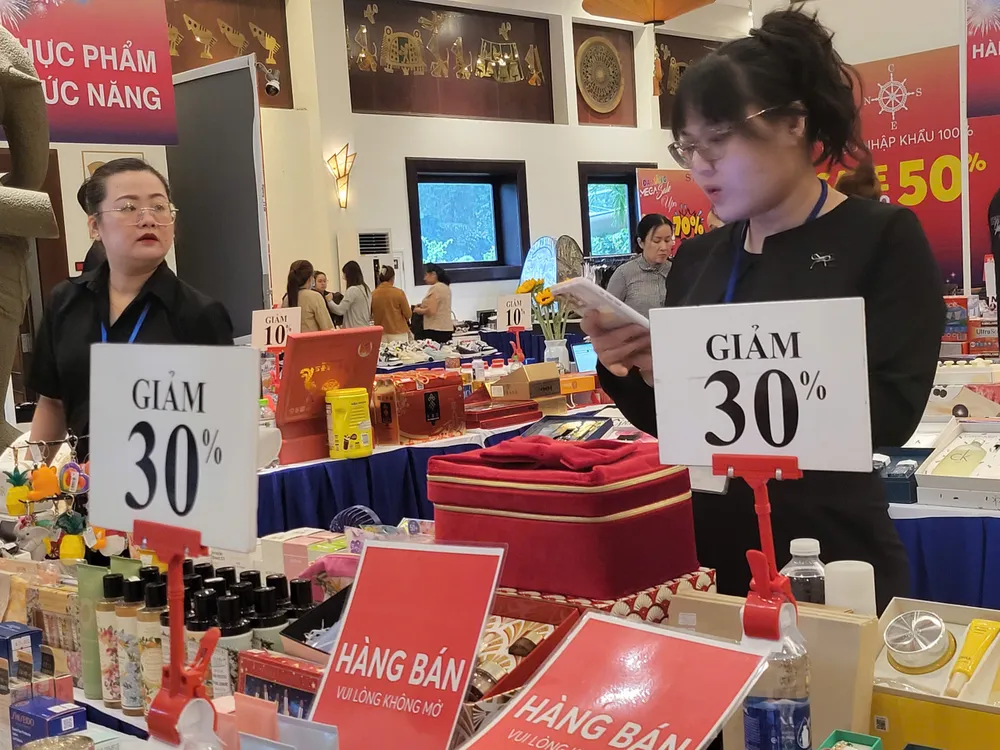 Một gian hàng giảm đến 30%. Ảnh: XUÂN QUỲNH z6698210117769_b8bf7d2fec6c3e4da8aa63e61c7aecdd.jpg