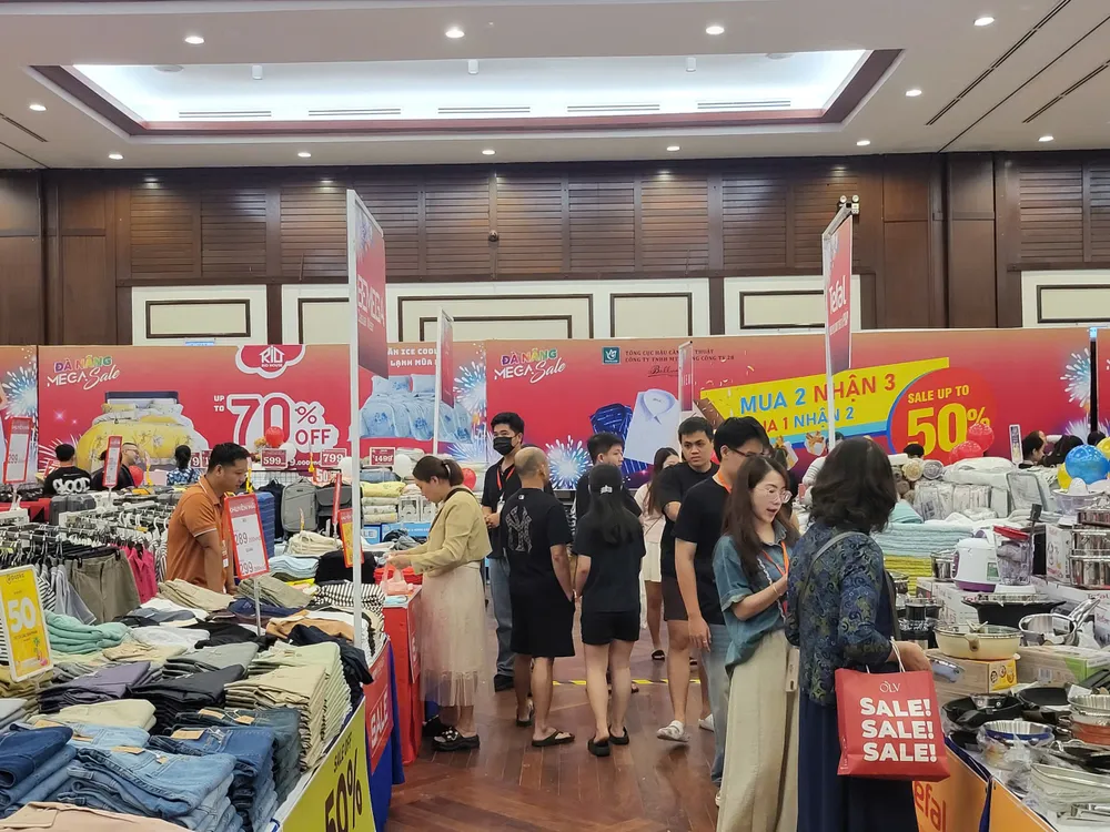 Người dân, du khách mua sắm các mặt hàng. Ảnh: XUÂN QUỲNH z6698315353964_6181cbd5ecc3a75eef36ec0b04656f2d.jpg