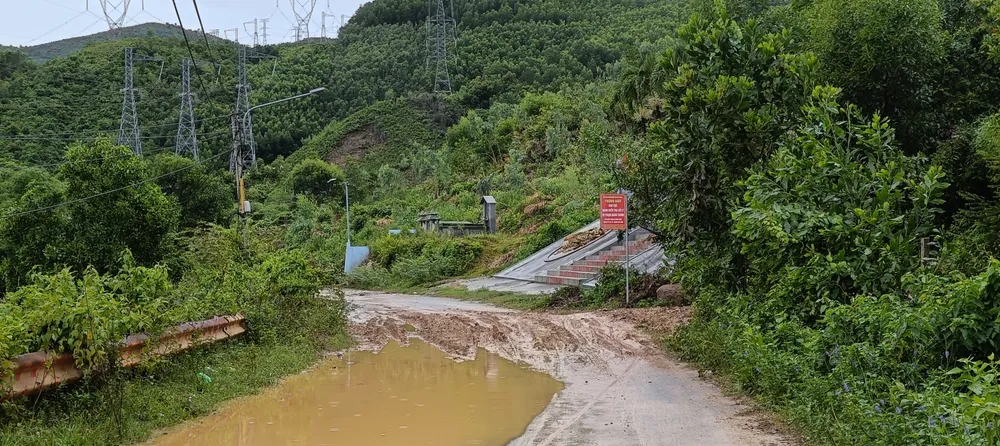 Đường Ngô Xuân Thu đi xã Hòa Bắc (huyện Hòa Vang, TP Đà Nẵng) xuất hiện bùn đất tràn xuống từ núi, khiến việc đi lại gặp nhiều khó khăn. Ảnh: XUÂN QUỲNH 1.jpg
