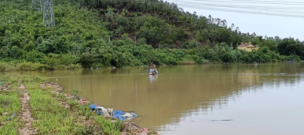 Nước vừa rút, người dân thôn Trường Định (xã Hòa Liên, huyện Hòa Vang, TP Đà Nẵng) tất bật thu dọn, vớt vát tôm cá. Ảnh: XUÂN QUỲNH 2.jpg