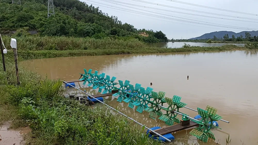 Máy quạt nước cho hồ nuôi tôm của một người dân thôn Trường Định (xã Hòa Liên, huyện Hòa Vang, TP Đà Nẵng) bị hỏng sau mưa lũ. Ảnh: XUÂN QUỲNH 4.jpg