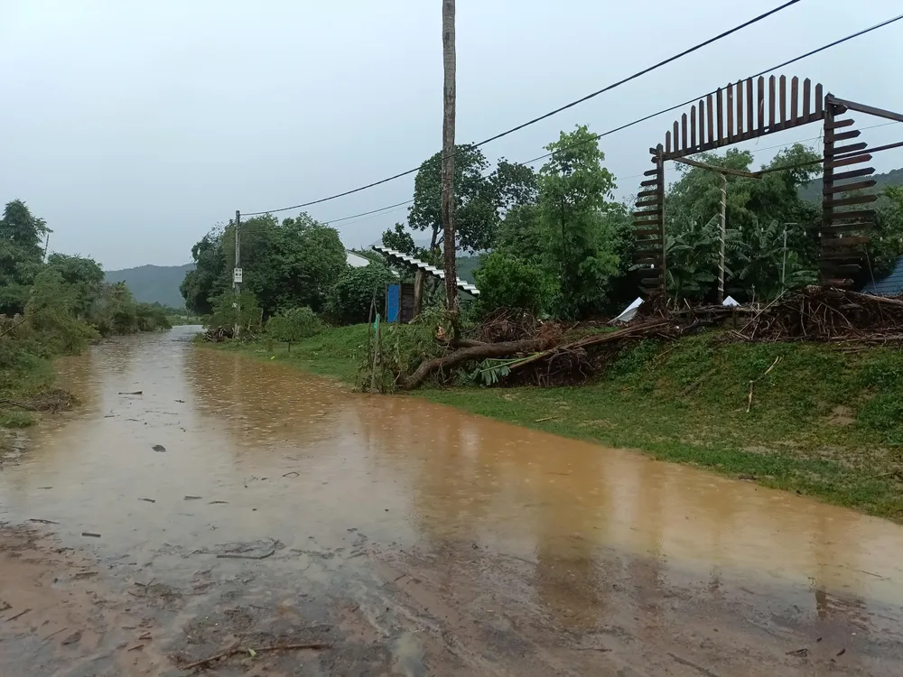 Mưa chưa ngớt khiến nước rút chậm, gây khó khăn cho việc đi lại của người dân. Ảnh: XUÂN QUỲNH 5.jpg