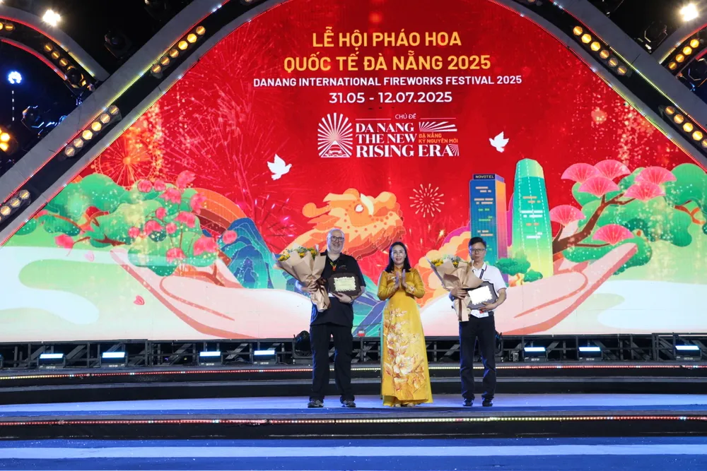 Bà Nguyễn Thị Anh Thi, Phó Chủ tịch UBND TP Đà Nẵng, Trưởng Ban tổ chức Lễ hội pháo hoa quốc tế Đà Nẵng 2025 lên trao kỷ niệm chương cho đại diện hai đội z6705854297401_eee09803ddd7cd36ee4c94f91ab58253.jpg