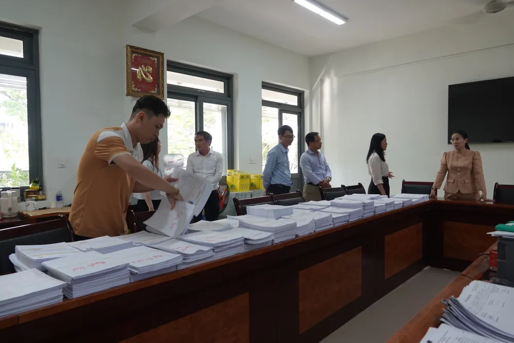 Kiểm tra công tác chuẩn bị tại Trường THPT Phan Châu Trinh. Ảnh: XUÂN QUỲNH DSC01081.JPG