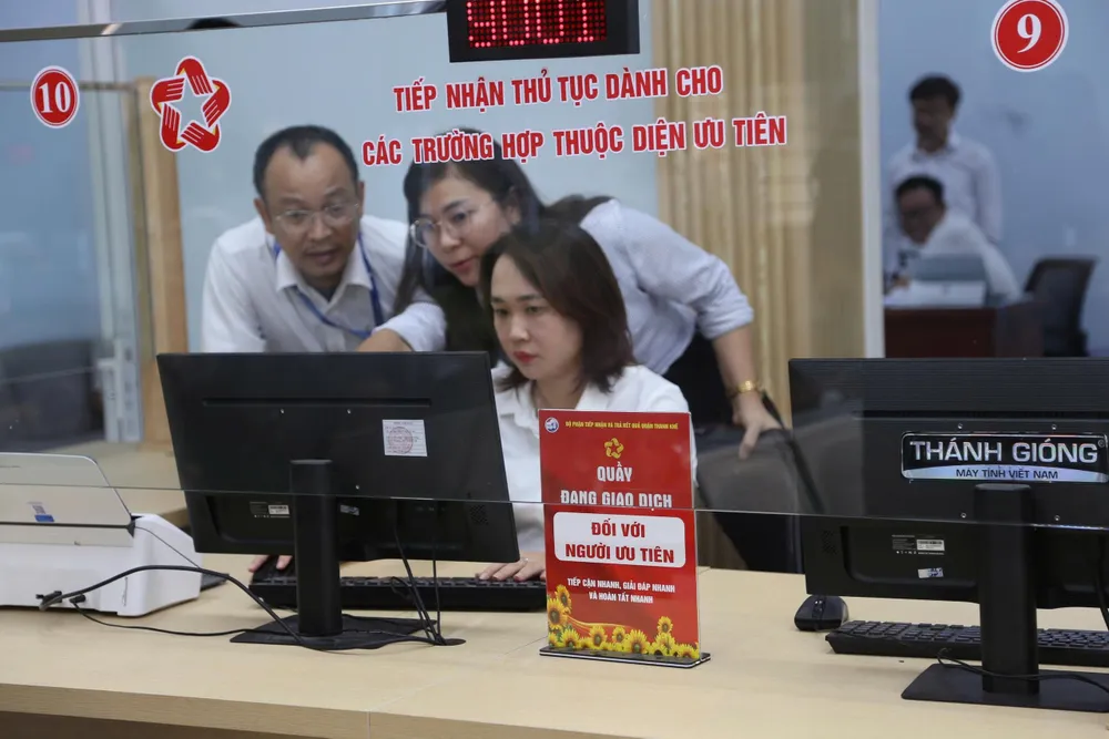 Mitarbeiter führen am 21. Juni einen Probebetrieb im Thanh Khe Ward Public Administration Service Center (Da Nang) durch BAO NGAY.jpg