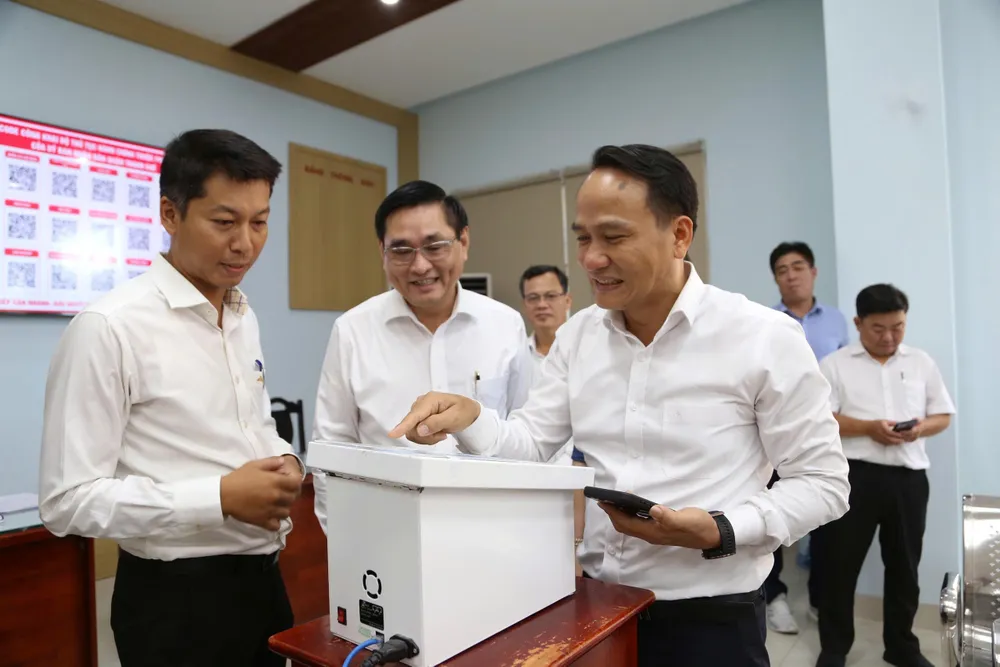 Ông Nguyễn Đình Vĩnh, Phó Bí thư Thường trực Thành ủy Đà Nẵng có mặt tại buổi thử nghiệm vận hành ở Trung tâm phục vụ hành chính công phường Thanh Khê. Ảnh: XUÂN QUỲNH Báo online 2.jpg