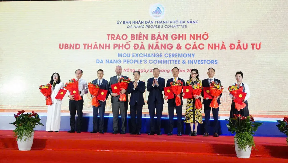 Lãnh đạo TP Đà Nẵng trao biên bản ghi nhớ hợp tác với các nhà đầu tư. Ảnh: XUÂN QUỲNH z6729957966269_9bca02d621ad680aa7dc248e135730d2.jpg