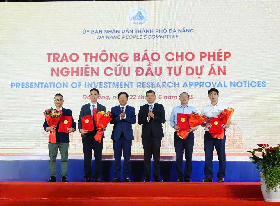 Lãnh đạo TP Đà Nẵng và tỉnh Quảng Nam trao thông báo cho phép nghiên cứu đầu tư dự án cho 4 nhà đầu tư quan tâm. Ảnh: XUÂN QUỲNH z6729958733957_15dbc76030fb9c409d793de42c1fe5fc.jpg