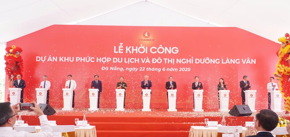 Các đại biểu bấm nút khởi công. Ảnh: XUÂN QUỲNH
