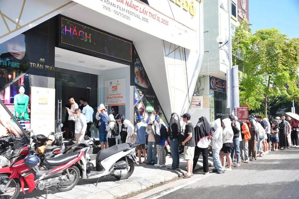Người dân, du khách nhận vé xem phim tại rạp Lê Độ. Ảnh: XUÂN QUỲNH z6739956032458_9bb796d2e1fc3303907cc54d138905a7.jpg
