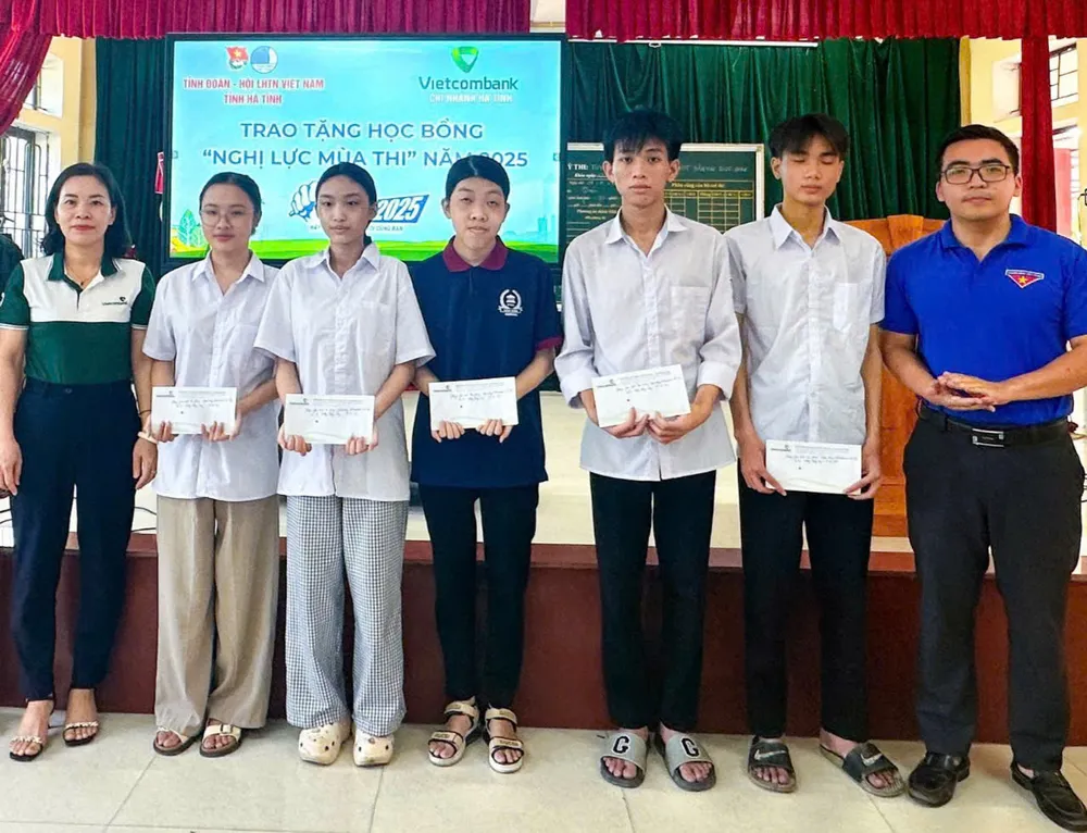 Trao quà của chương trình “Nghị lực mùa thi” cho các thí sinh gặp hoàn cảnh khó khăn ở Hà Tĩnh z6740434117735_2935954725651bd2fefb8677f9b9fd7e.jpg