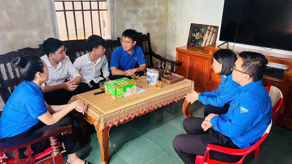 Lực lượng đoàn viên thanh niên tại tỉnh Hà Tĩnh thăm hỏi, động viên và trao quà cho các sĩ tử có hoàn cảnh khó khăn trước kỳ thi tốt nghiệp THPT 2025