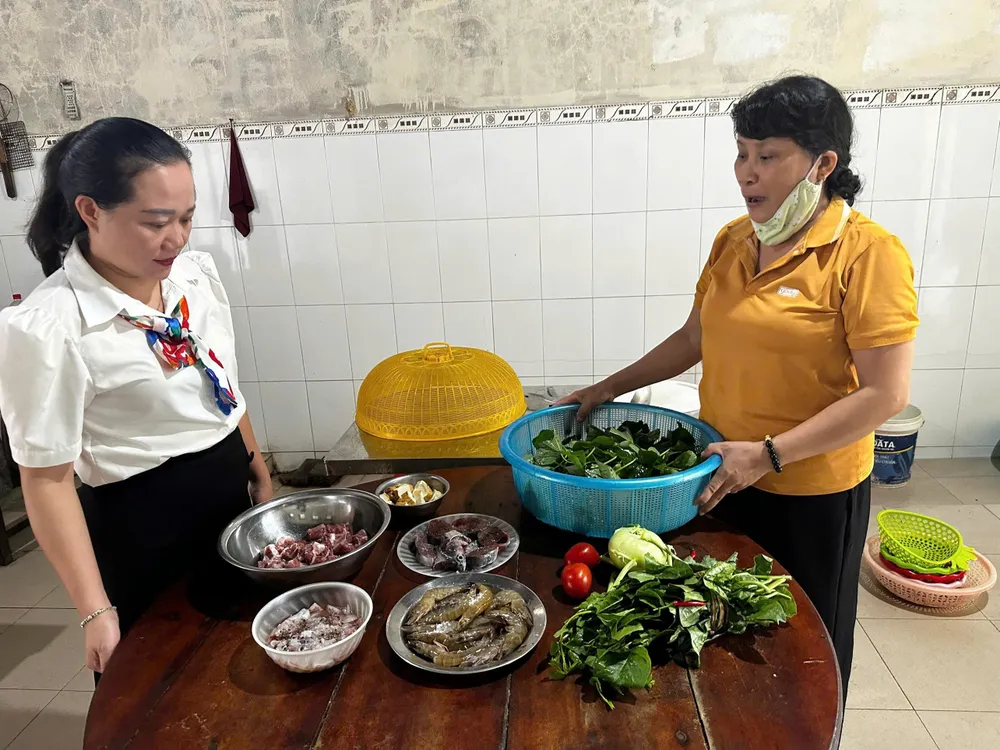 Bà Mai Thị Phương Thảo, Phó Hiệu trưởng Trường THPT Phạm Phú Thứ kiểm tra việc chuẩn bị bữa ăn trong tuần ôn tập và dự thi tốt nghiệp của học sinh nội trú. Ảnh: XUÂN QUỲNH z6740510965875_b07d2dabc553f25588c52d46b668516e.jpg