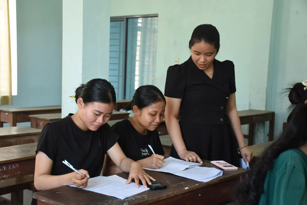 Với sự hỗ trợ, hướng dẫn ôn tập của thầy cô, nhóm 6 học sinh Cơ tu của Trường THPT Phạm Phú Thứ (Đà Nẵng) tự tin sẽ làm tốt bài thi tốt nghiệp. Ảnh: XUÂN QUỲNH z6740513549113_0c939360ccc70ab45e2de1d094b06ea7.jpg